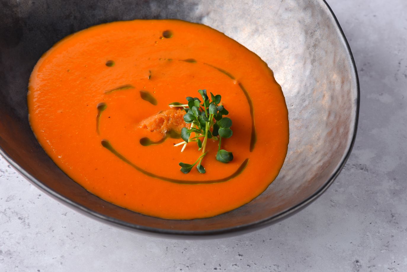 Tomatensuppe mit knusprigem Brot